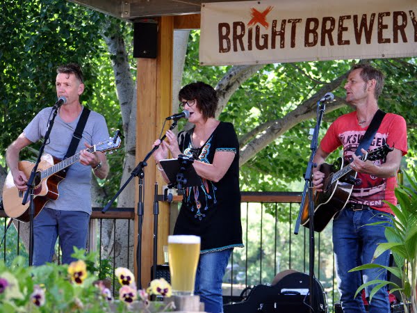 Gomer and the Girl playing live at Bright Brewery